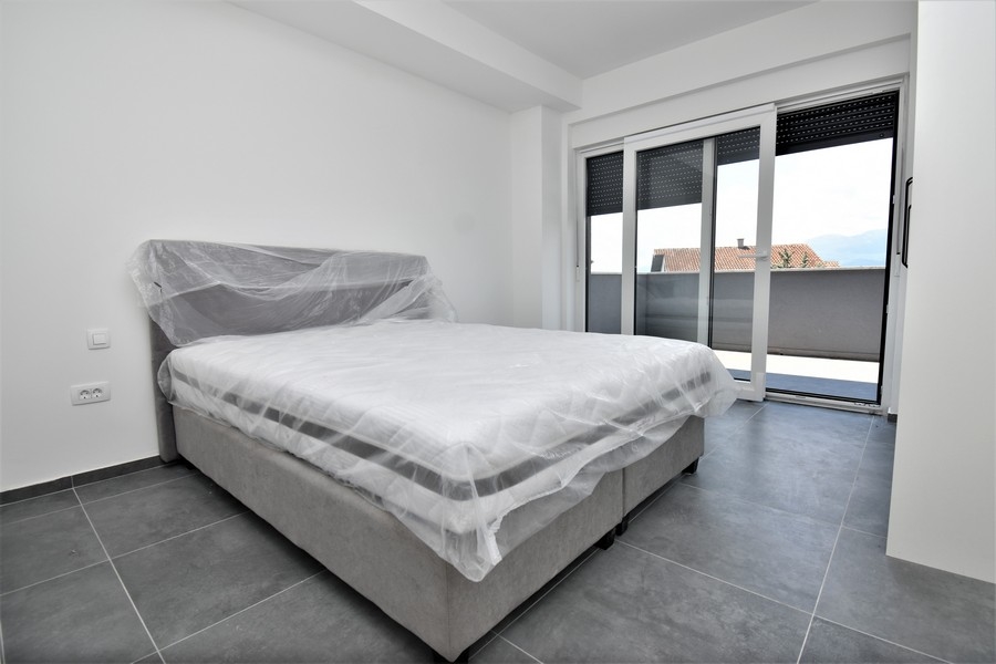 A hálószoba a teraszra néz.