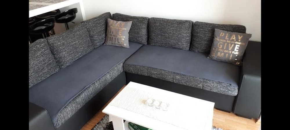 Kanapé a nappaliban.