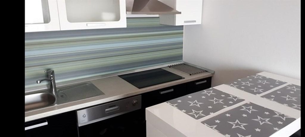 Kicsi és funkcionális konyha.