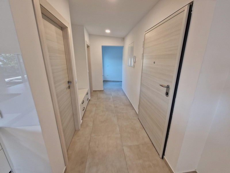 Az A3043-as apartman folyosója és bejárata Horvátországban, Krk szigetén.