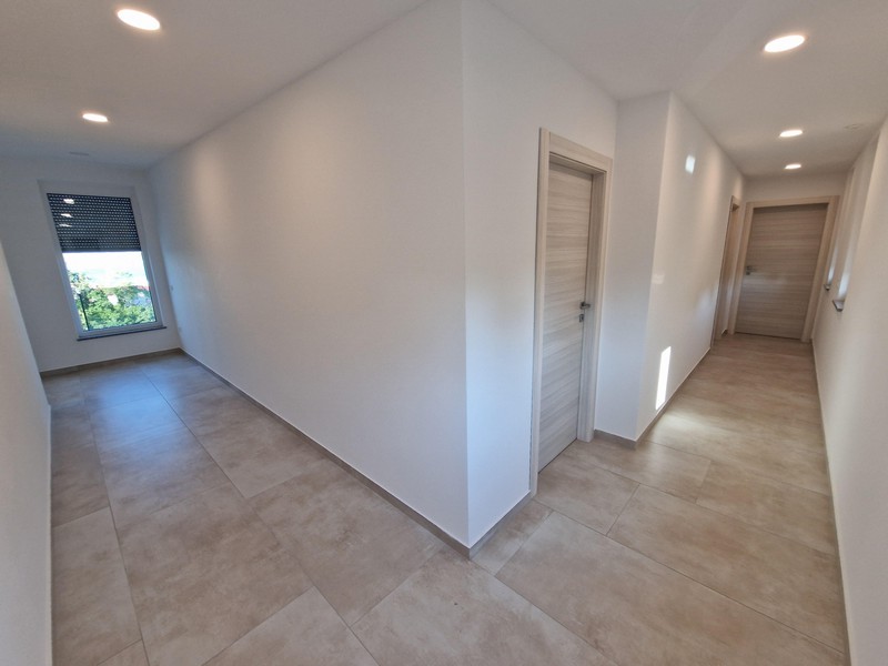 Világos, fényárban úszó bejárati rész.