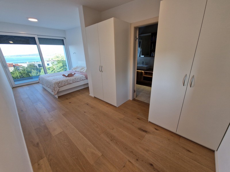 Hálószoba saját fürdőszobával és kiváló minőségű parkettás padlóval.