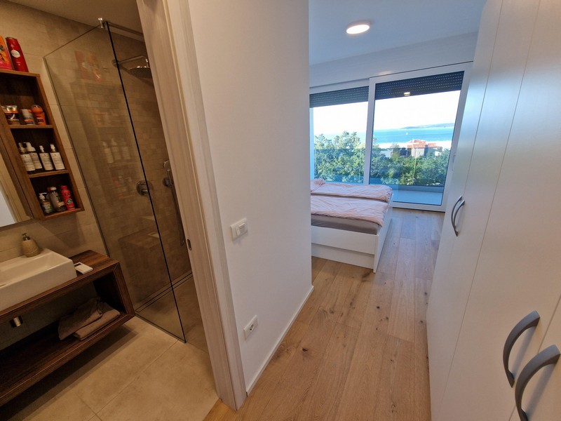 Kilátás a saját fürdőszobából a hálószobára és a teraszra.