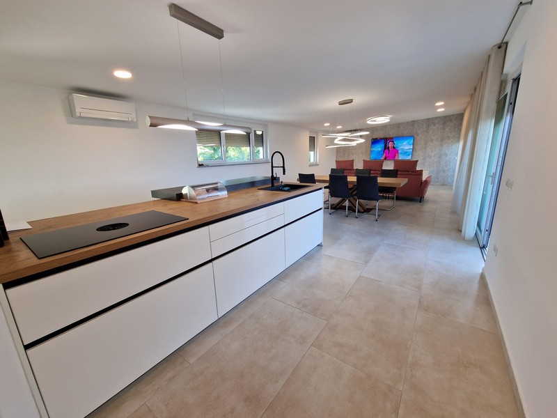 Modern konyha és tágas nappali az A3043 ingatlanban, Horvátország, Krk sziget.