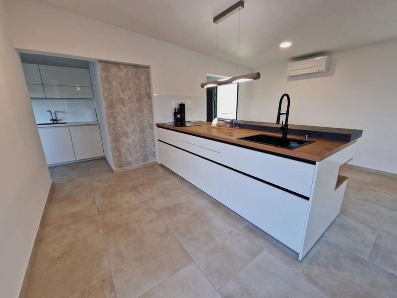 Konyhasziget és kilátás a horvátországi A3043 ingatlan klímaberendezésére.