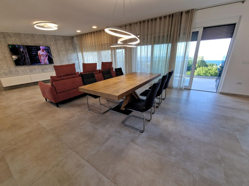 Konyha és étkező, valamint kilátás a horvátországi A3043 ingatlan tágas teraszára - Panorama Scouting.