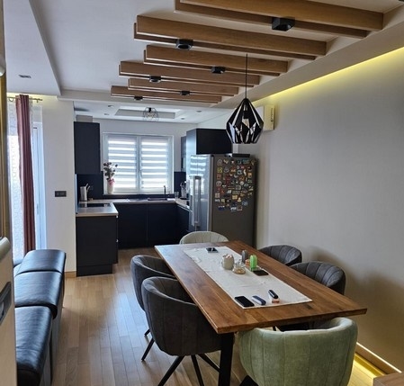 Lakás felszerelt konyhával és világos szobákkal