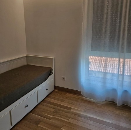 Hálószoba nagy ablakkal