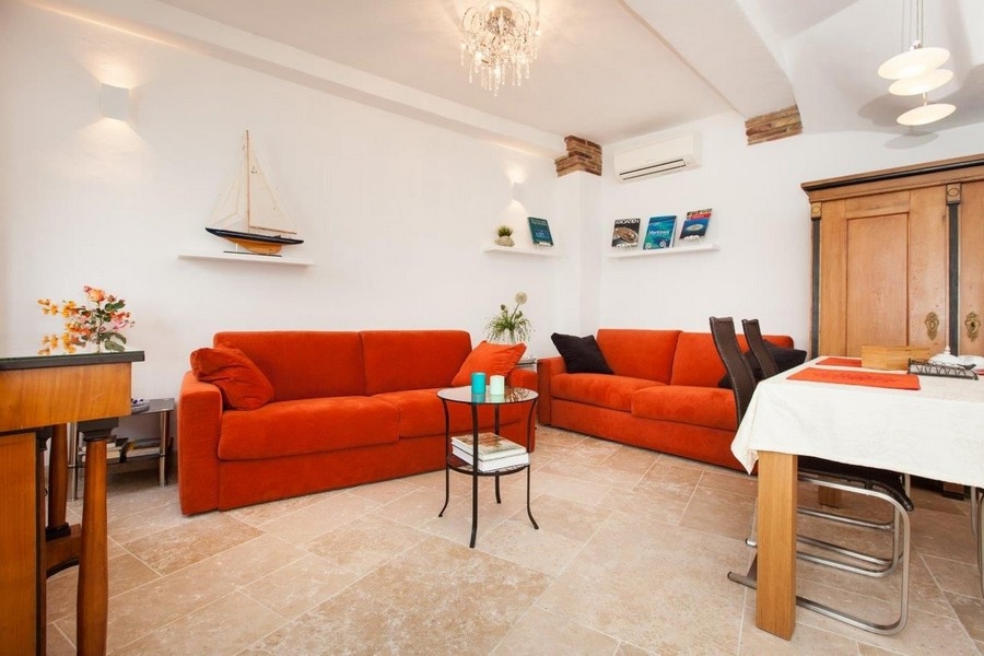 Az A3053 apartman nappalija Rovinjban, Horvátországban.