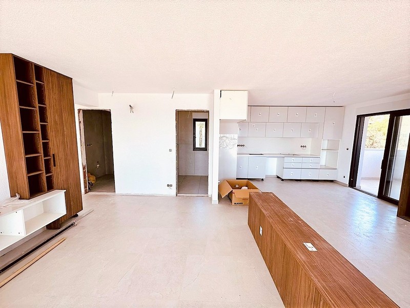 Világos lakóterület az A3057-es ingatlanban Hvaron Horvátországban.