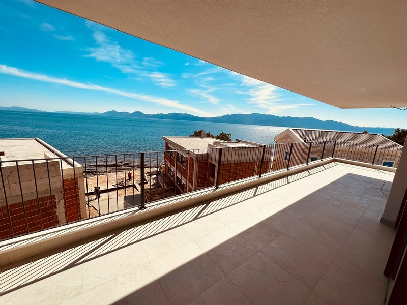 Kilátás a horvátországi Hvar-szigeten található A3057-es ingatlan fedett teraszáról - Panorama Scouting.