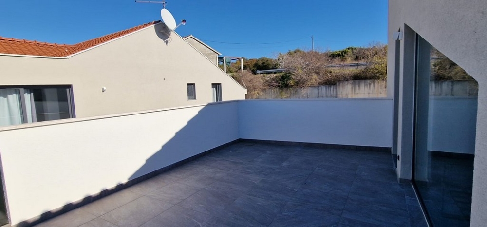 Az A3058 apartman nagy terasza Horvátországban Sutivanban.