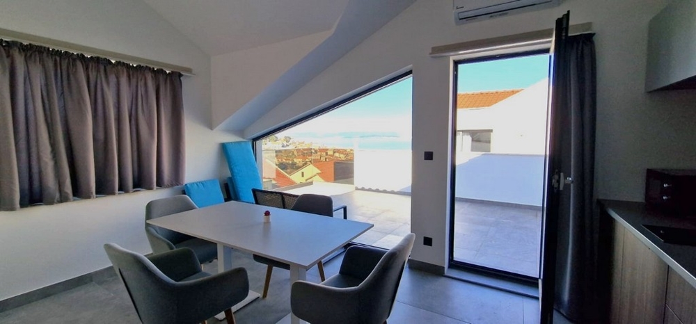 Nappali és kilátás a teraszra.