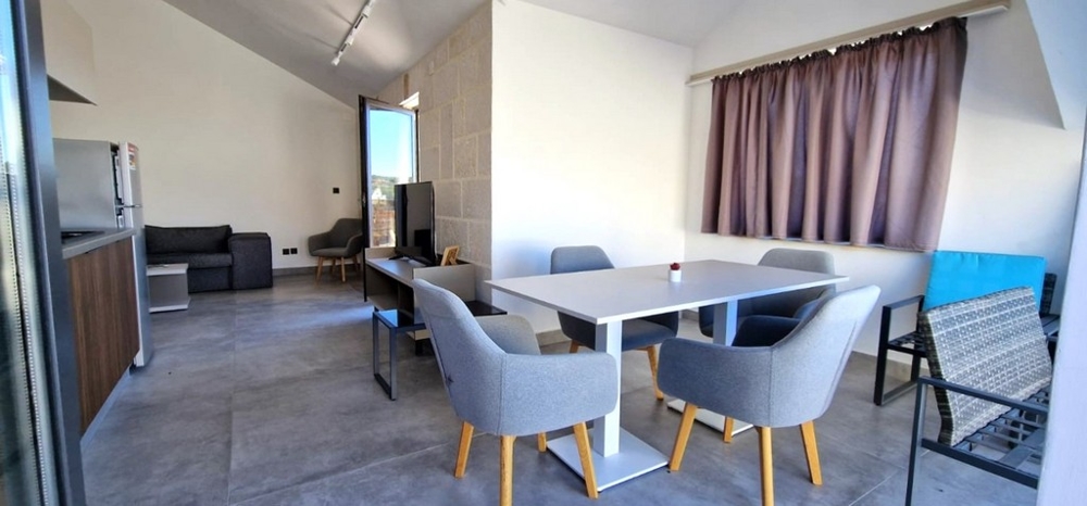 Étkező a tetőtérben.