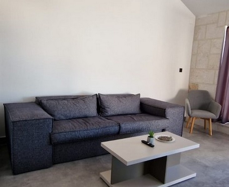 Kanapé a nappaliban.