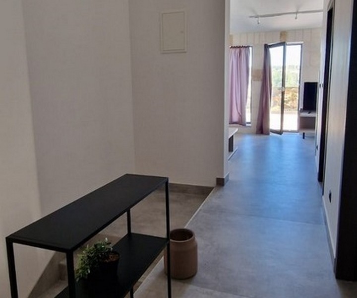 Előszoba és bejárat.