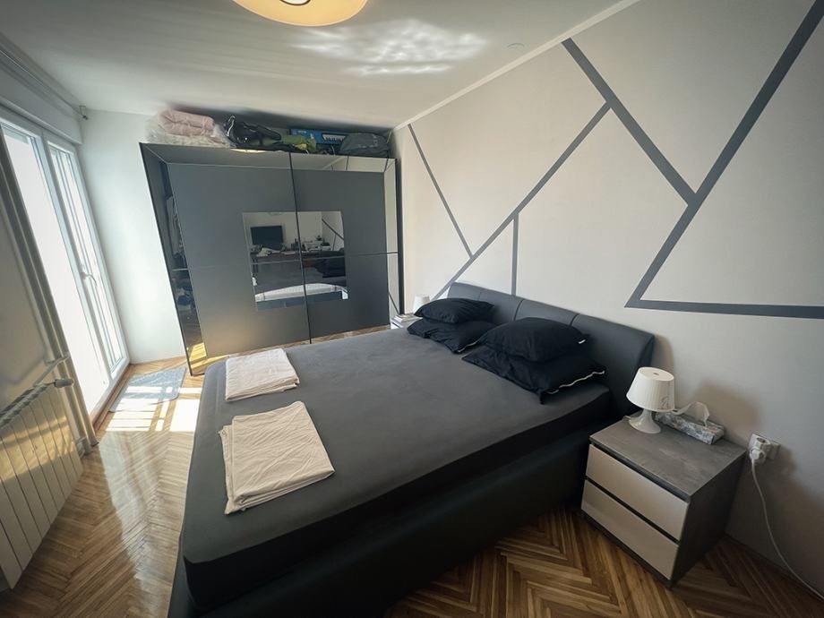 A modern és hangulatos hálószoba.