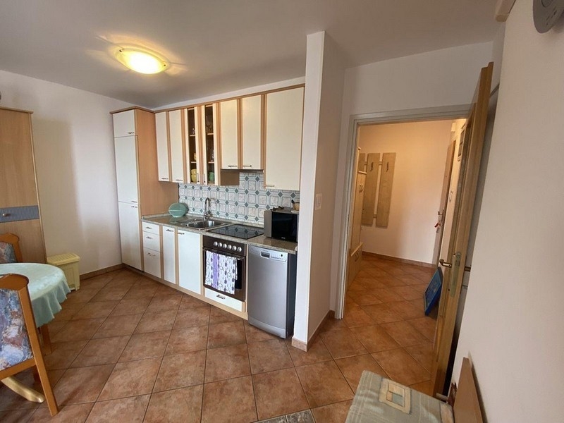 Az A3070 apartman konyhája Rabacban, Isztria.