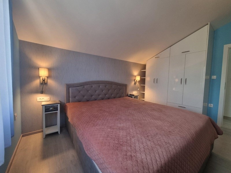 Hangulatos franciaágy a hálószobában.