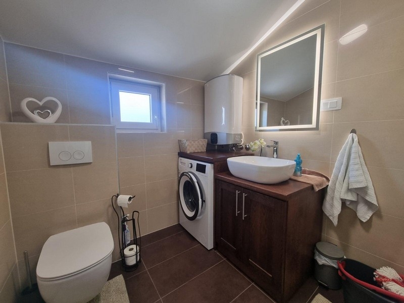 Fürdőszoba mosógéppel.