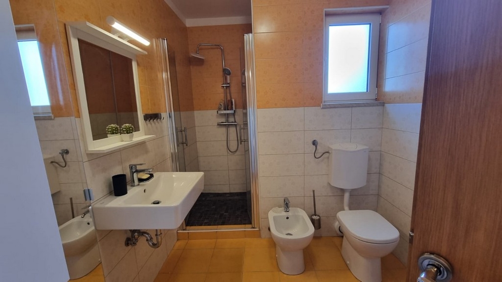 A horvátországi A3079 ingatlan gondozott fürdőszobája - Panorama Scouting.