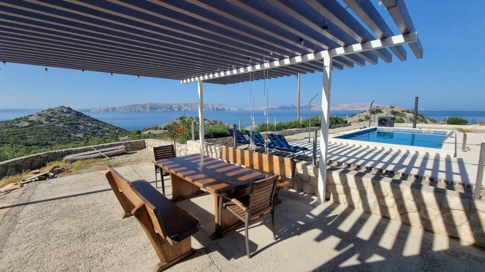 Pavilon és közösségi medence az Sv. A3079-es ingatlan szabadtéri területén. Juraj Senj közelében, a Kvarner-öbölben.