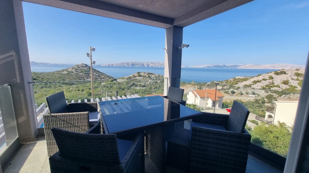 Panorámás kilátás a tengerre az Sv. A3079 nyaralóapartman erkélyéről. Juraj Horvátországban.