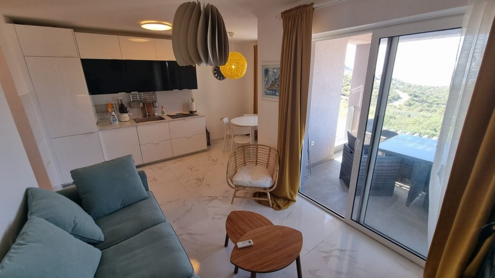 Bútorozott nappali konyhával és kilátással az A3079 ingatlan teraszára.