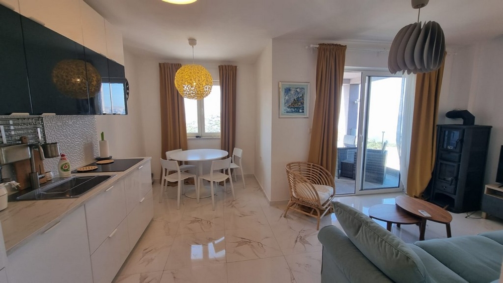 Konyha, étkező és nappali kandallóval. A3079.