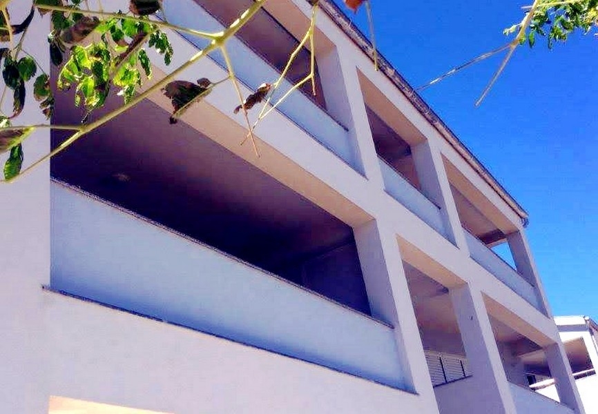 Vásároljon lakást egy lakóházban a tenger közelében.