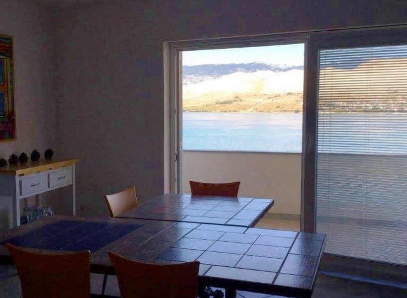 Az A3087-es ingatlan tágas terasza a horvátországi Pag-szigeten.