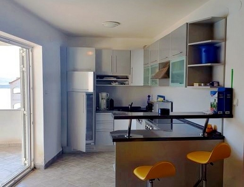 Nappali konyhával és étkezővel.