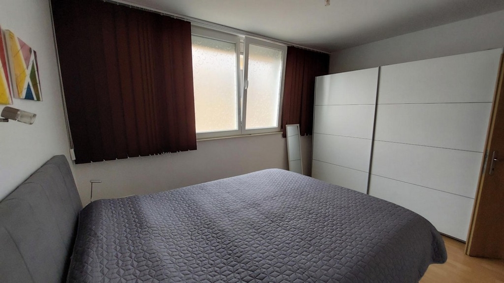 Két hálószoba ablakokkal