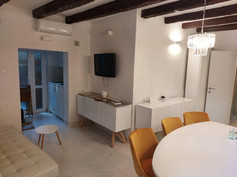 Légkondicionált nappali TV-vel és étkezővel, valamint konyhasarokkal.