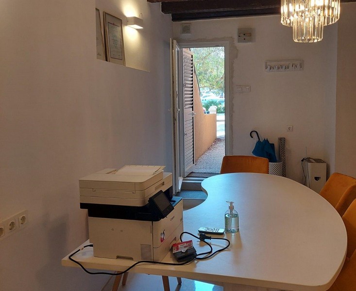 Kilátás a nappaliból a sétányra és a tengerre.