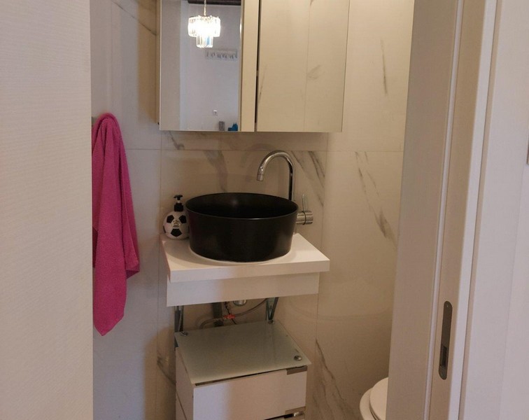 Fürdőszoba zuhanyzóval.