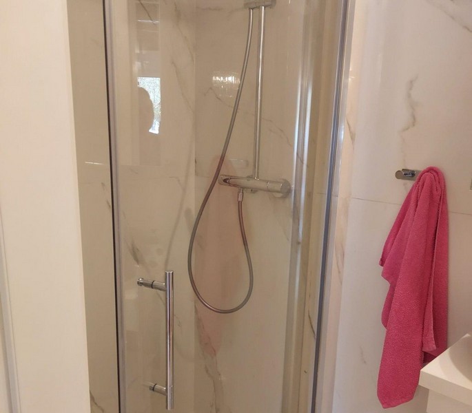 Zuhanyzó az A3109-es apartmanban.