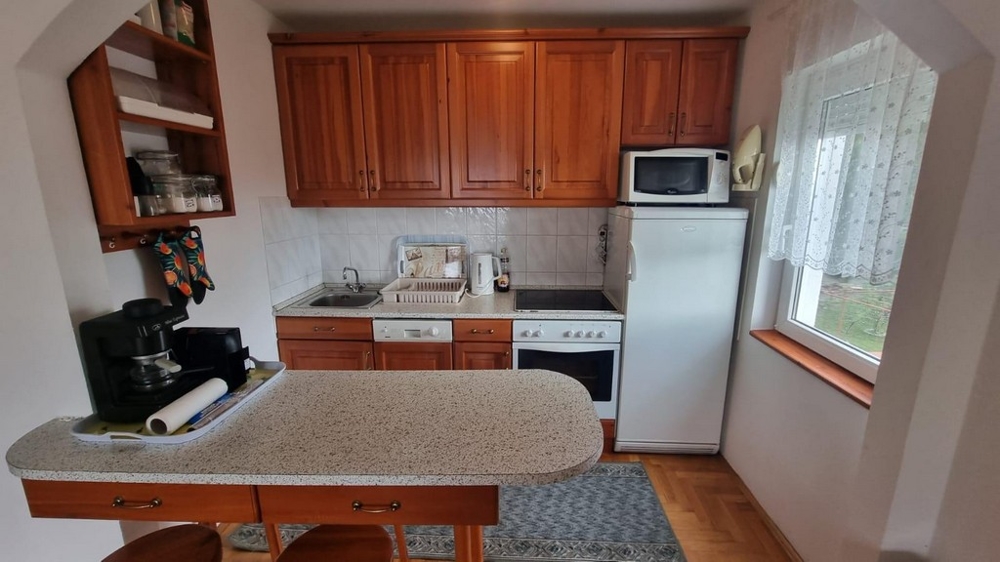 Bútorozott lakás két erkéllyel