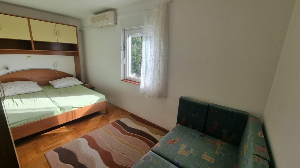 Tágas hálószoba ablakkal