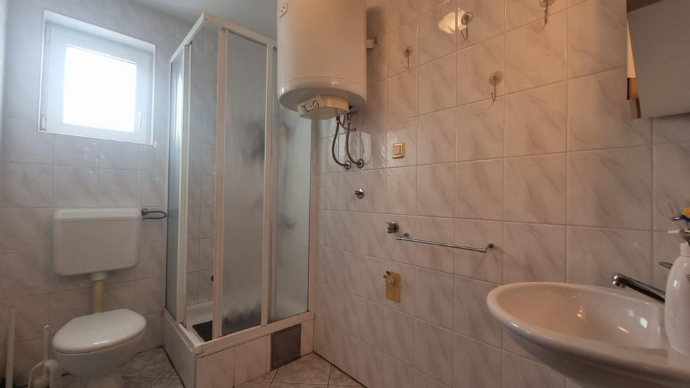 Fürdőszoba ablakkal és zuhanyzóval