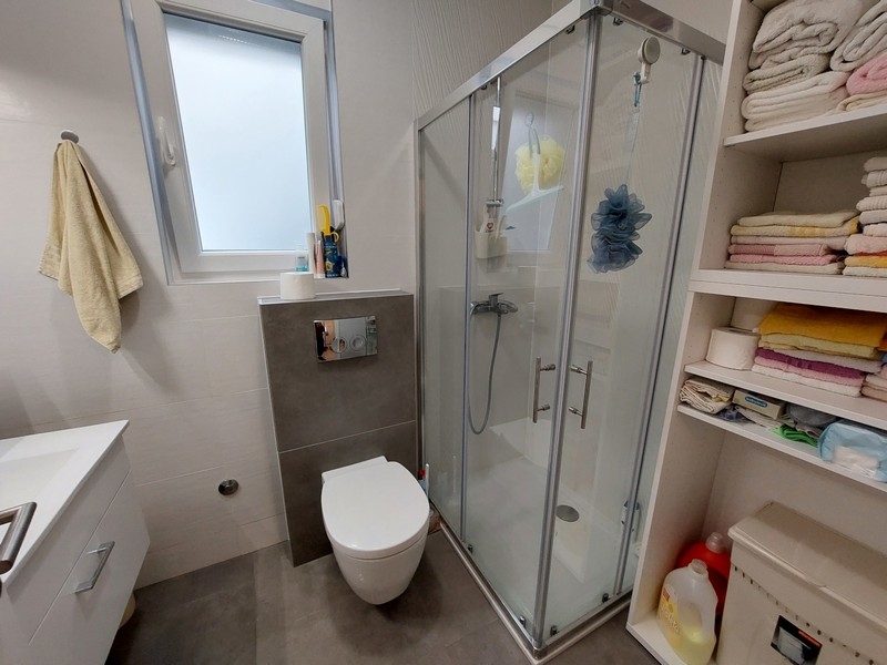 Zuhany a fürdőszobában.