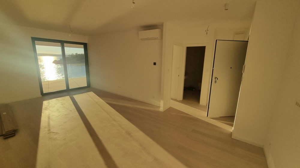 Légkondicionált nappali, kilátással a tengerre.