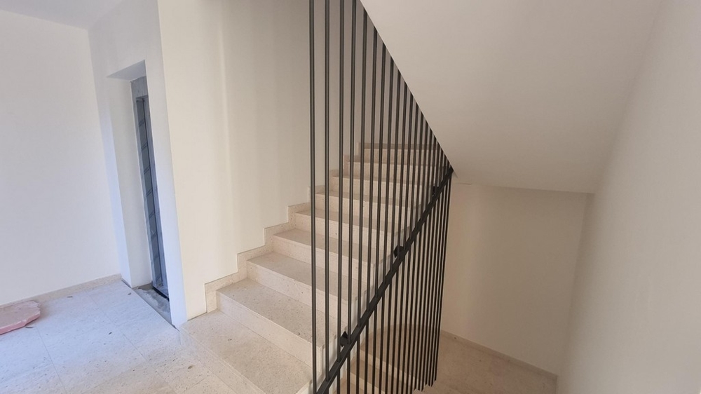 Kilátás a lépcsőházra és a liftre.