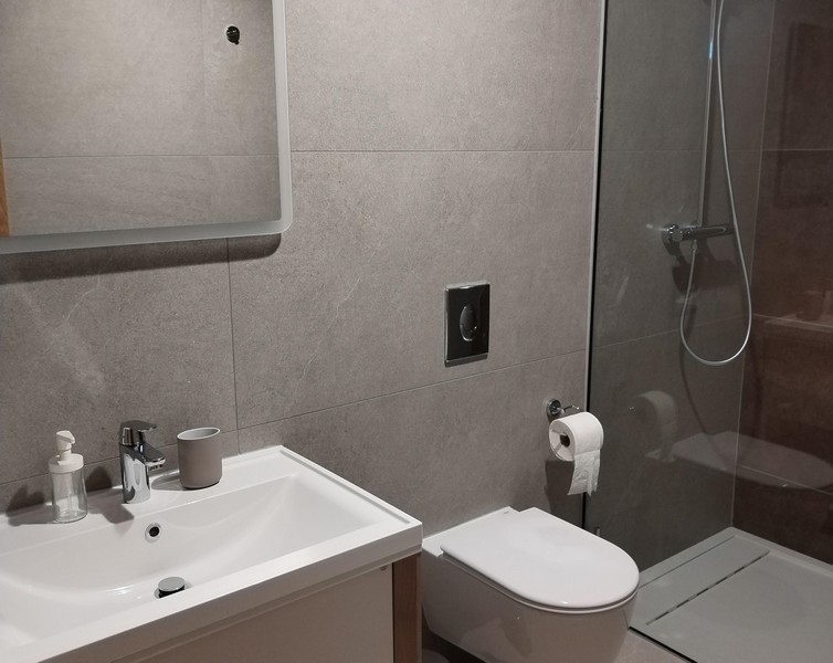 A modern fürdőszoba zuhanykabinnal.