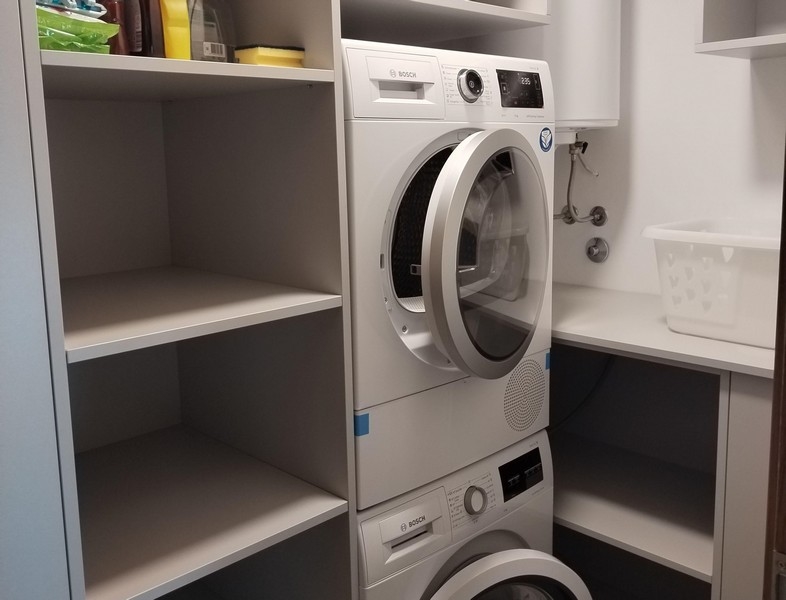 Mosógép és szárító a fürdőszobában.