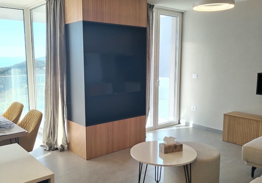 Modern nappali és kijárat a teraszra.