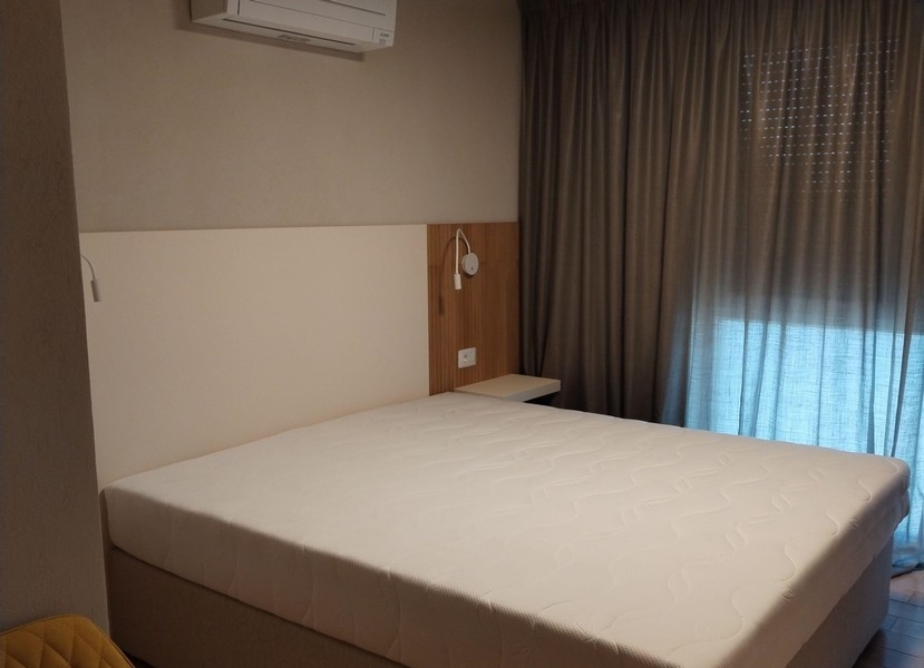 Légkondicionált hálószoba modern franciaággyal.