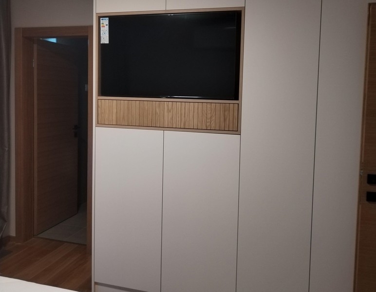 Beépített TV a hálószobában.