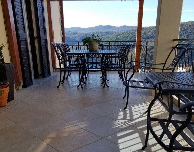 Terasz, gyönyörű kilátással a környékre