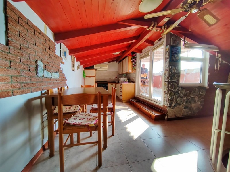 Szoba és terasz kilátással az ingatlan legfelső emeletén.